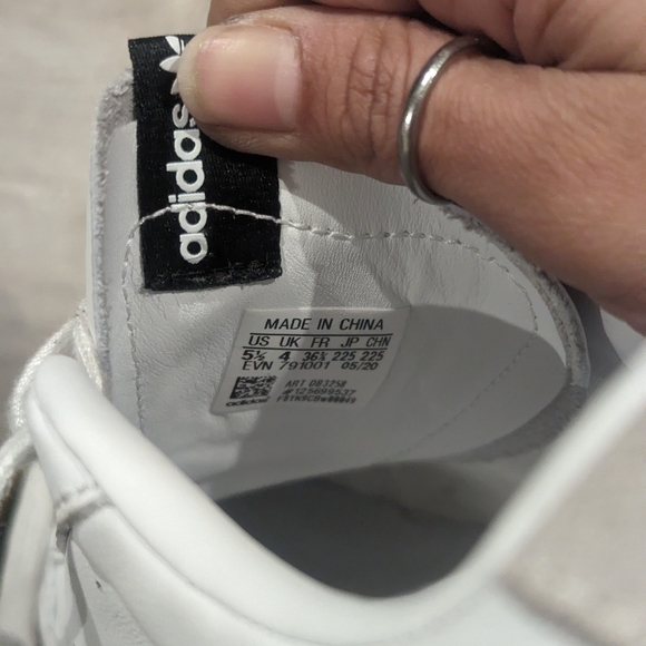 Adidas sleek white sneakers . Size 5.5 US . - Picture 3 of 4